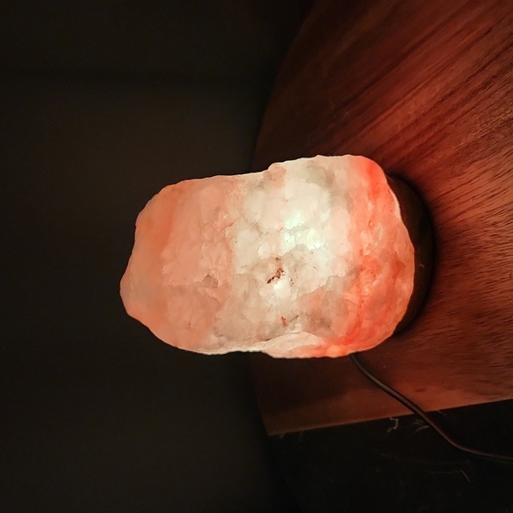 Salt Light Color changing! .Small USB plug It Rotates through multiple colors. - Picture 4 of 7